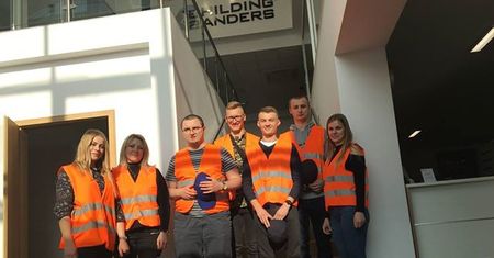Finaliści Ogólnopolskiej Olimpiady Logistycznej  w zakładzie produkcyjnym Hilding Anders Polska