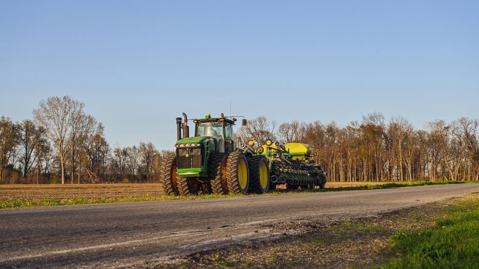 Uprawy uproszczone minimalizują ingerencję w glebę poprzez wyeliminowanie pługa i pozostawienie resztek pożniwnych na powierzchni.