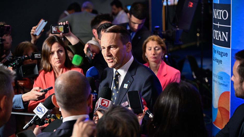Haga, Holandia, 24.06.2025. Minister spraw zagranicznych Radosław Sikorski (C) podczas konferencji prasowej w Hadze, 24 bm. Prezydent RP oraz szefowie MSZ i MON biorą udział w szczycie NATO. (jm) PAP/Wiktor Dąbkowski