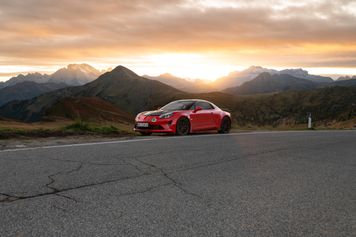 Test: Alpine A110 R Turini po alpejskich szczytach i przełęczach – czas pożegnań
