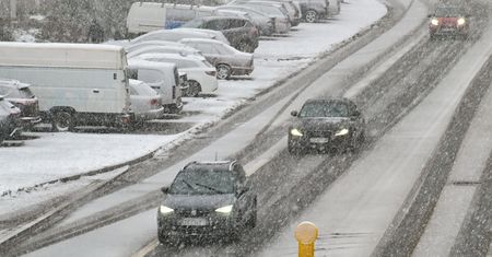 Śnieżyce nacierają. Mnóstwo ludzi bez prądu, alerty drugiego stopnia