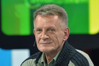 Grał Borewicza, po upadku komuny był bezrobotny. Zaczął sprzedaż gum do żucia