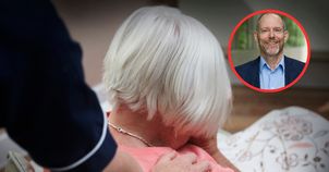 Spisał słowa seniorów. Zdradzili, czego najbardziej żałują przed śmiercią
