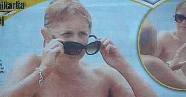 Jakaś kobieta topless...