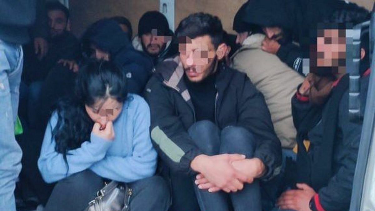 Ukrainiec próbował przewieźć 27 imigrantów