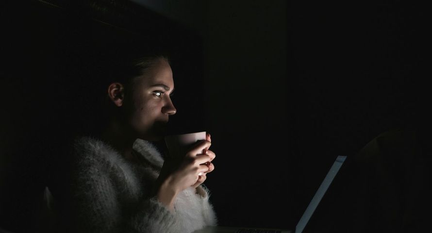 ONZ alarmuje: dziennikarki wycofują się z debaty publicznej przez przemoc i AI