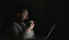 ONZ alarmuje: dziennikarki wycofują się z debaty publicznej przez przemoc i AI