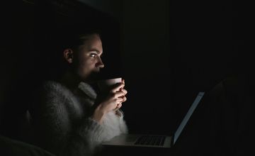 ONZ alarmuje: dziennikarki wycofują się z debaty publicznej przez przemoc i AI