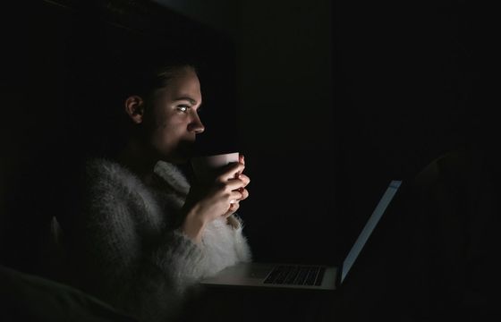 ONZ alarmuje: dziennikarki wycofują się z debaty publicznej przez przemoc i AI