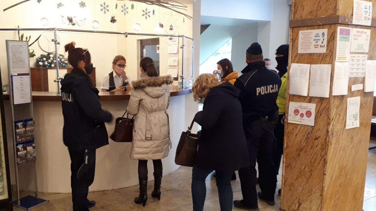 Właściciel tłumaczył policyjnym kontrolerom, że goście szykują się do turnieju szachowego.