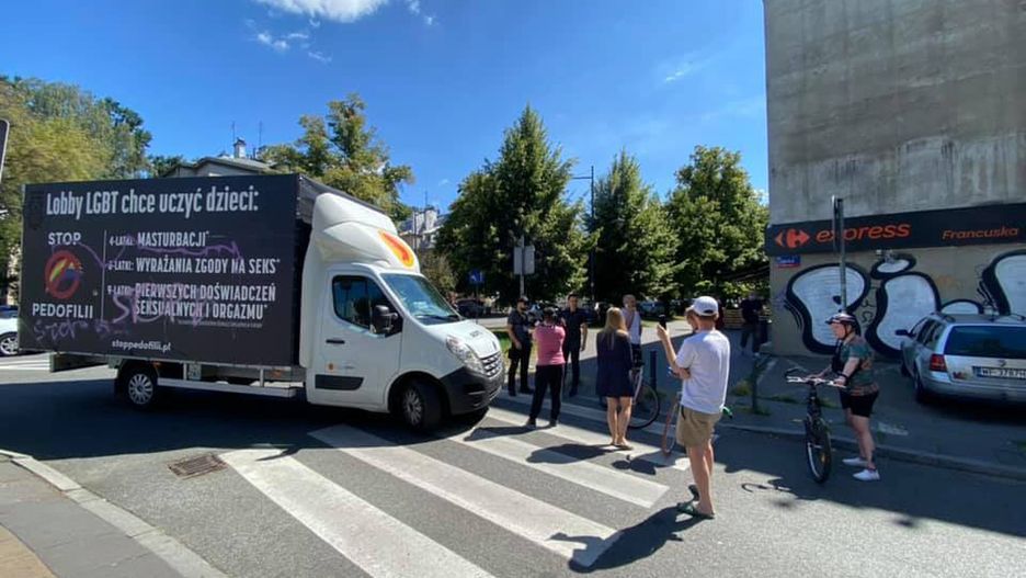 Warszawa. Obywatelska blokada ciężarówki fundacji ”Pro - Prawo do Życia”. Wstrzymana na pół godziny