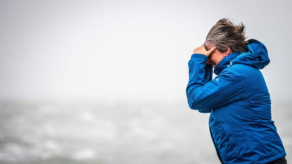Orkan Ciaran uderza w Europ?
A woman faces the wind in Vlissingen, on November 2, 2023 as the storm Ciaran hits the region. Storm Ciaran battered northern France with record winds of nearly 200 km per hour killing a lorry driver as southern England remained on high alert on November 2, 2023 and rail operators in several countries warned of traffic disruptions. (Photo by Sem van der Wal / ANP / AFP) / Netherlands OUT
SEM VAN DER WAL