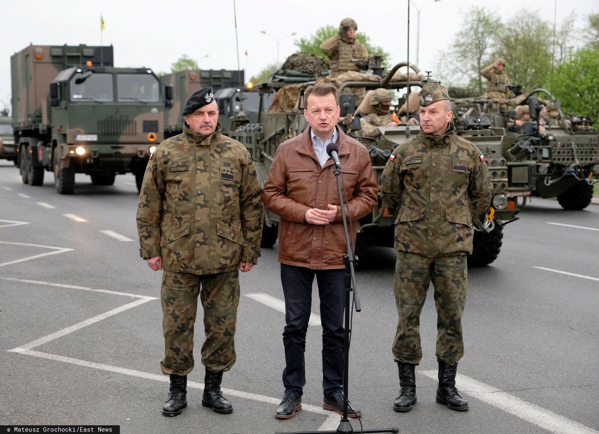 Pr�ba defilady wojskowej na Wis?ostradzieFot. Mateusz Grochocki/East News. Warszawa, 28.04.2019. Proba defilady wojskowej pn. "Silni w sojuszach". Defilada odbedzie sie 3 maja z okazji swieta Konstytucji i 20. rocznicy obecnosci Polski w NATO.
N/z: minister obrony narodowej Mariusz Blaszczak (C). Mateusz Grochocki