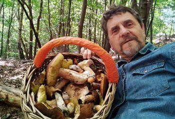 Pełen kosz borowików. Pokazał zdjęcia. "Letni wysyp grzybów"