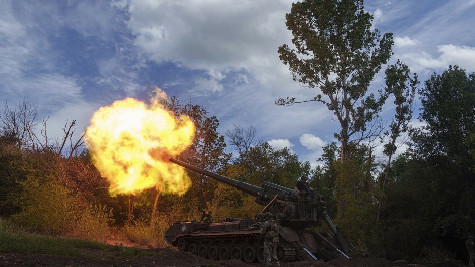 Wojna w Ukrainie rok 2024
Ukrainian soldiers of 43rd artillery brigade fire by 2s7 self-propelled howitzer towards Russian positions at the frontline in Donetsk region, Ukraine, Monday, June 10, 2024. (AP Photo/Evgeniy Maloletka)
Evgeniy Maloletka