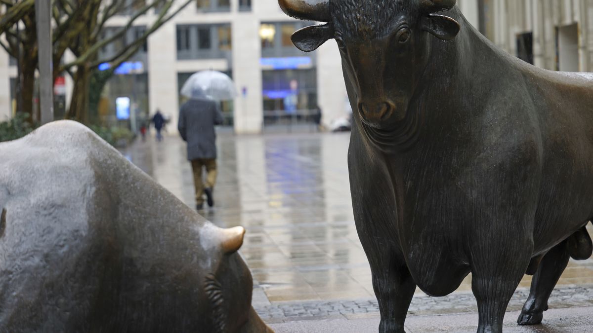Byk i niedźwiedź przed giełdą we Frankfurcie