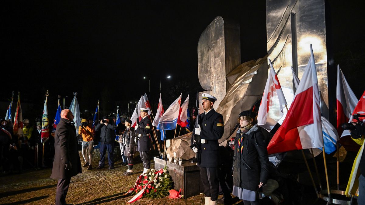 Jacek Siewiera
Gdynia, 17.12.2024. Szef BBN Jacek Siewiera (L) podczas obchod�w rocznicy wydarze� Grudnia'70 przed pomnikiem Ofiar Grudnia '70 w Gdyni, 17 bm. (sko) PAP/Adam War�awa
Adam War�awa
grudzie� 1970, poleg�ych stoczniowc�w, polityk polityka, pomnik, wizyta, asysta honorowa, kwiaty, marynarz, marynarze, warta, wieniec, wie�ce, �o�nierz, �o�nierze