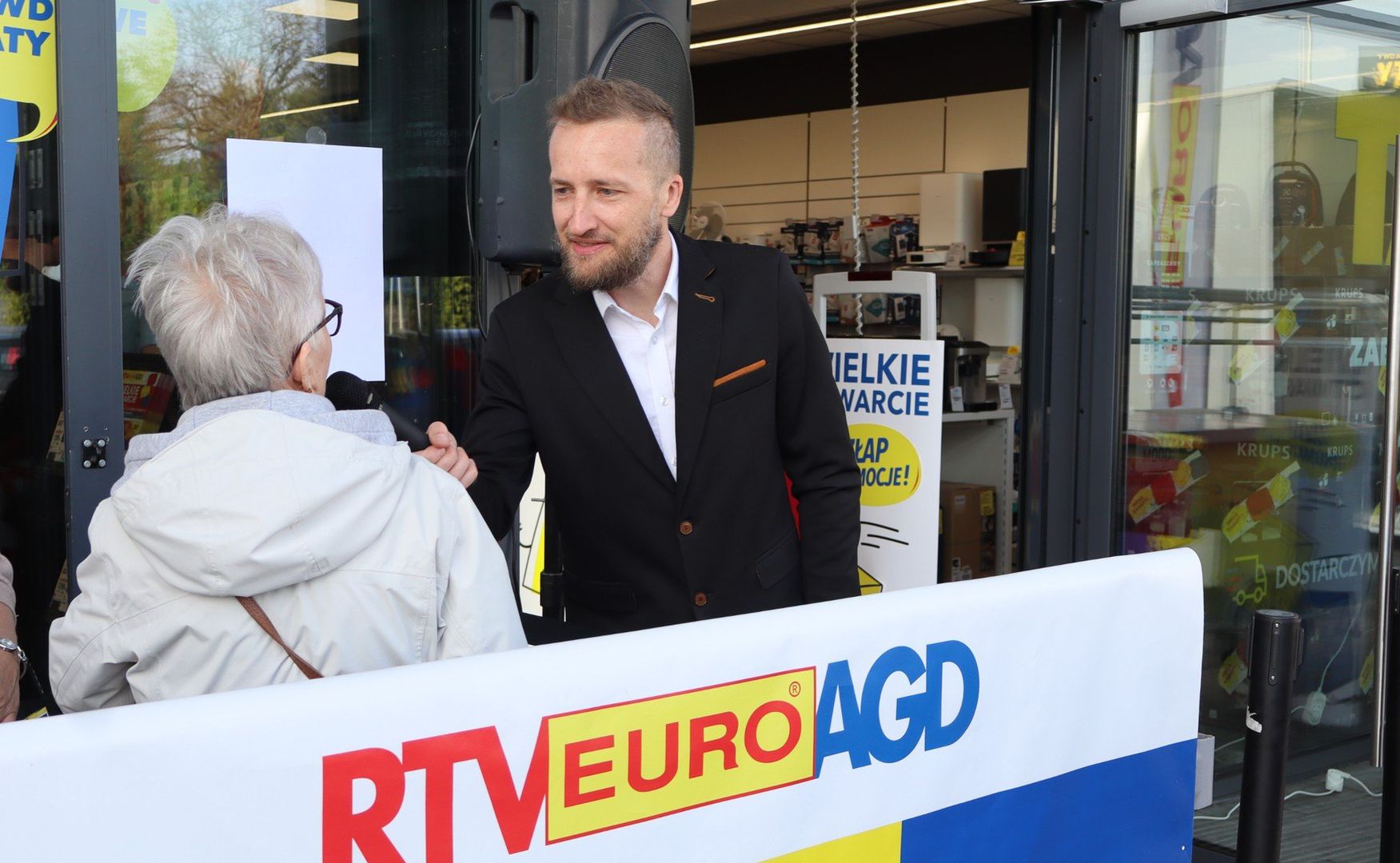 Końcowe odliczanie przed otwarciem sklepu w Kętach. Pani Urszula i konferansjer