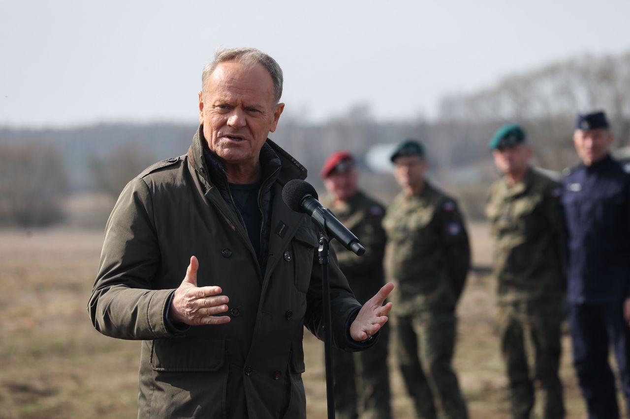 Tusk na granicy. Białorusini przywieźli im grupę migrantów