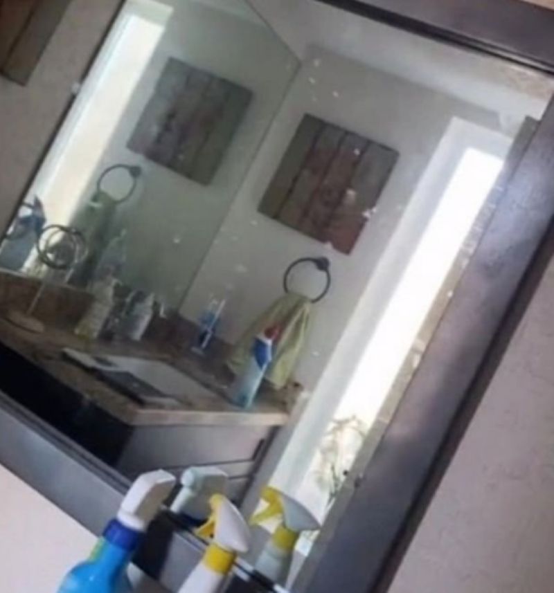 Uwagę rodziny zwróciło przymocowane do ściany lustro