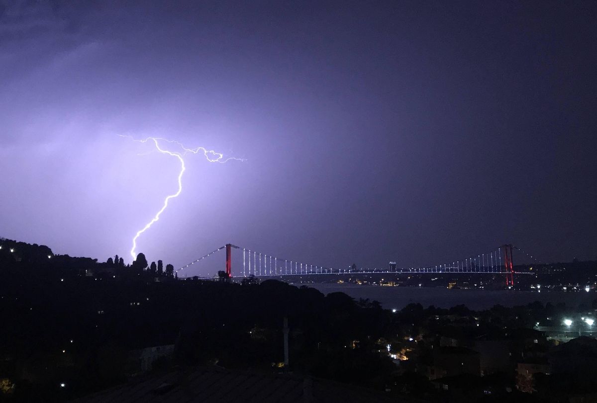 Burza. RCB wysłało alert przed gwałtownymi wyładowaniami atmosferycznymi / foto ilustracyjne