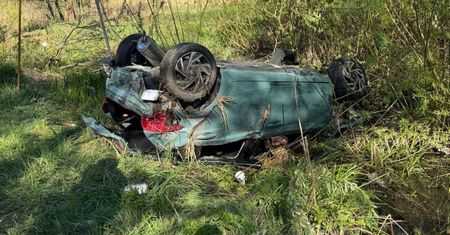 Tajemniczy wypadek pod Wrocławiem. Samochód na dachu. Kierowcy brak
