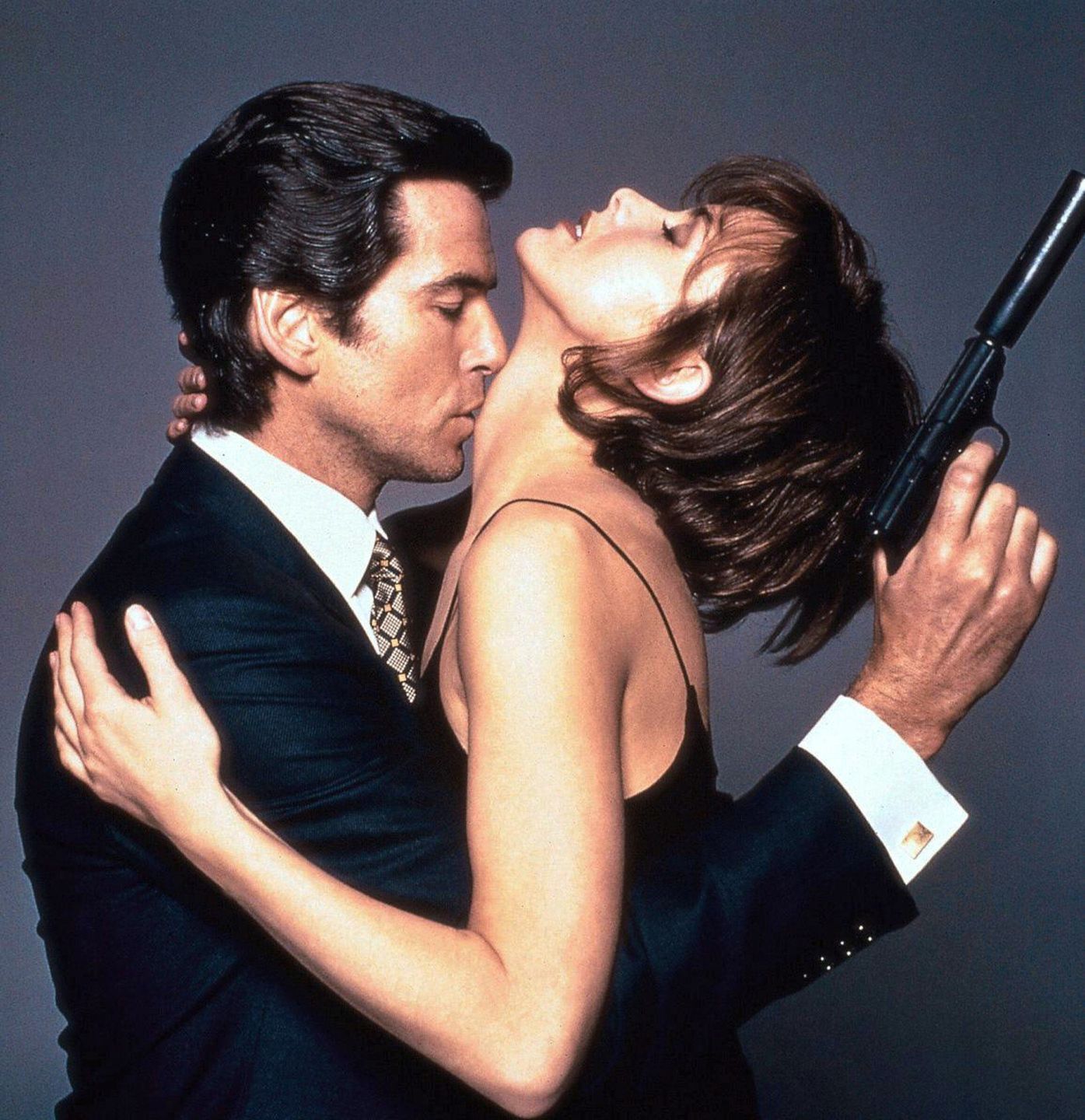 Izabella Scorupco i Pierce Brosnan w filmie o Jamesie Bondzie