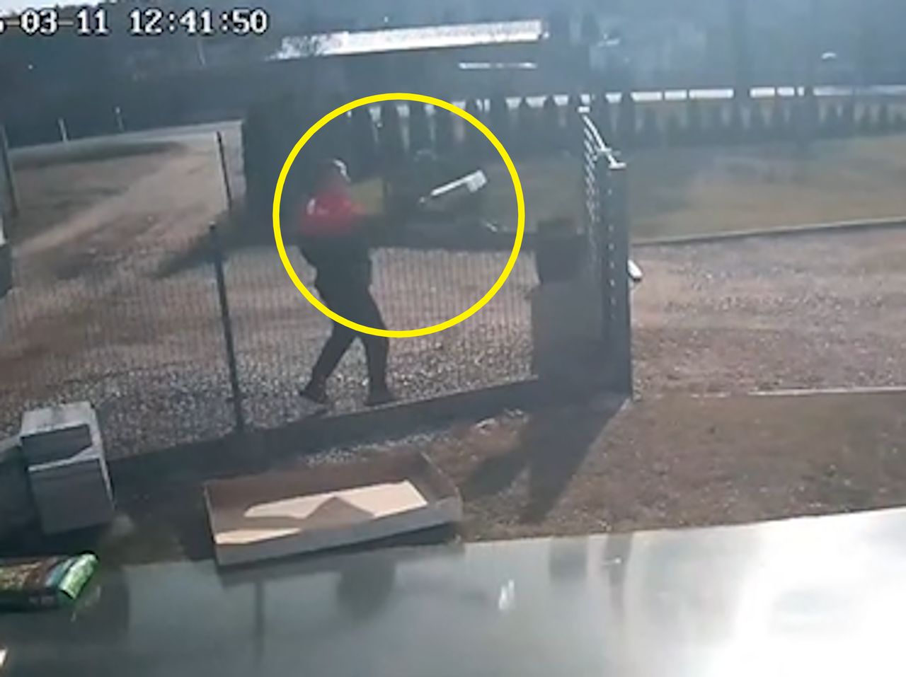 Kurier rzuca paczką przez płot. Właściciel posesji pokazał nagranie