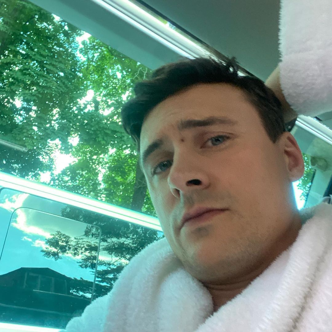 Mateusz Damięcki apeluje do syna w nowym poście. Do zdjęcia założył bieliznę i szpilki 