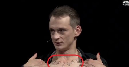 Jaś Kapela powiedział, co oznacza jego tatuaż. Po chwili leżał na ziemi