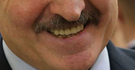 Rozpoznaj polityka po uśmiechu. Mistrz trafi 10 razy