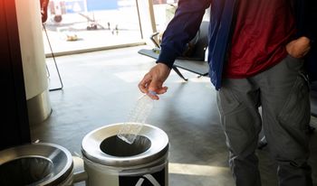 Co wziąć na pokład zamiast wody? Nietypowy trik podróżnika robi wrażenie