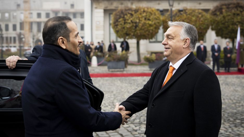 A handout photo made available by the Hungarian Prime Minister Press Office shows Hungarian Prime Minister Viktor Orban (R) welcoming Qatari Prime Minister and Foreign Minister Mohammed bin Abdulrahman bin Jassim Al Thani ahead of their meeting at the government headquarters in Budapest, Hungary, 28 November 2024. EPA/ZOLTAN FISCHER HANDOUT HANDOUT - EDITORIAL USE ONLY - NO SALESHUNGARY OUTHANDOUT EDITORIAL USE ONLY/NO SALES Dostawca: PAP/EPA.