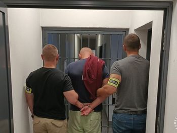Ukradł busa z dziewczynką w środku i odjechał. Policja odnalazła auto