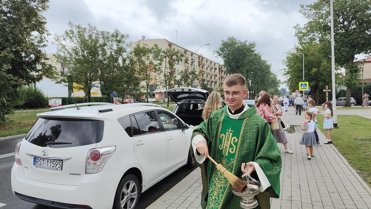 Ksiądz Rafał Rębisz  z parafii Trójcy Przenajświętszej święci pojazdy z okazji wspomnienia świętego Krzysztofa