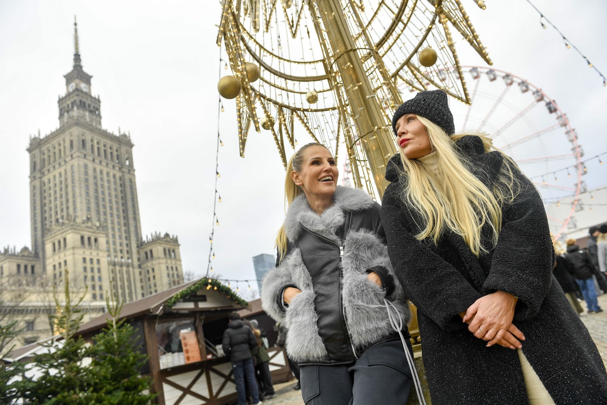 Dominika Tajner i Monika Jarosińska na jarmarku świątecznym