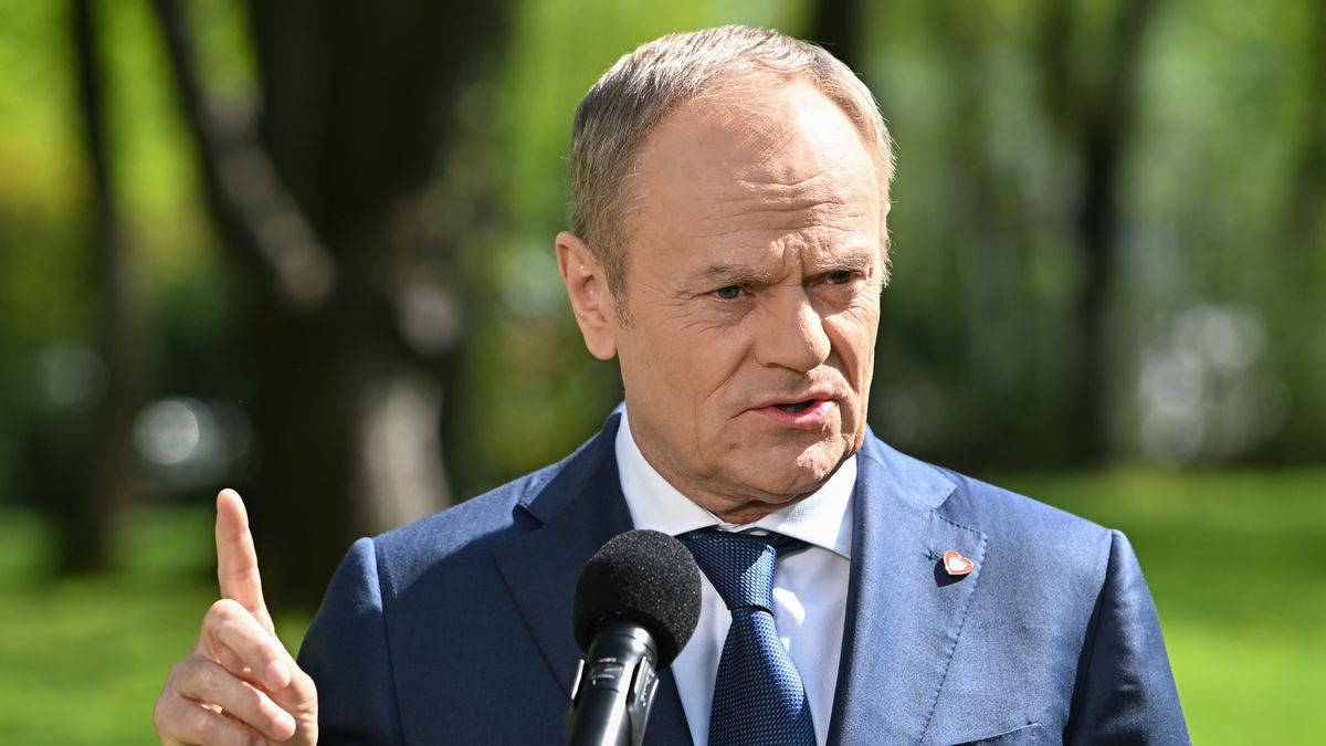 Warszawa, 09.04.2024. Premier Donald Tusk podczas konferencji prasowej po posiedzeniu rządu przed siedzibą KPRM w Warszawie, 9 bm. Rząd przyjął projekt ustawy o wspieraniu rodziców w aktywności zawodowej oraz w wychowaniu małego dziecka "Aktywny rodzic". (jm) PAP/Radek Pietruszka