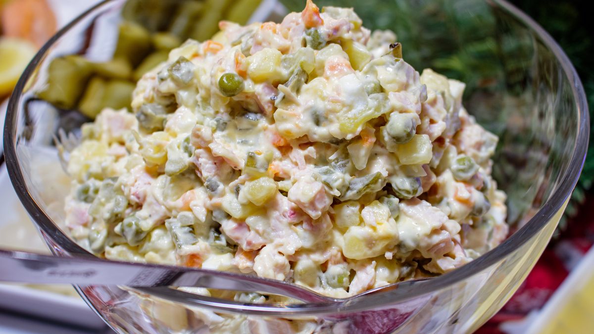 To pyszny sposób na wykorzystanie sałatki jarzynowej