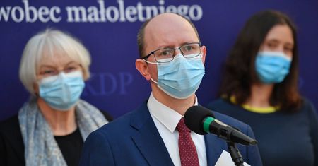 Komisja ds. pedofilii i pytania o jej działania. Podano zarobki członków