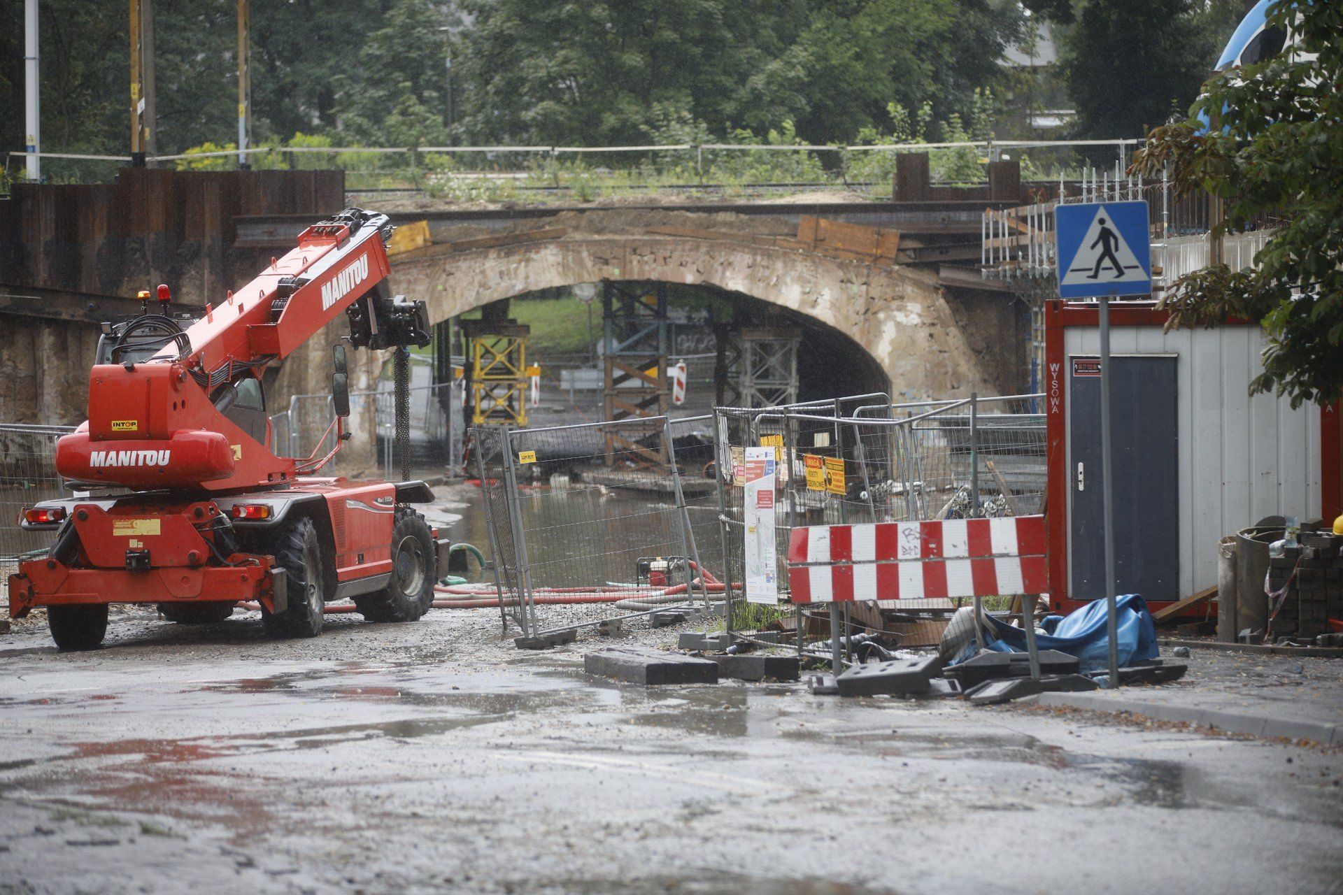 Katowice pod wodą po potężnych ulewach. Zalany wiadukt na Kłodnickiej. Trwa wypompowywanie wody