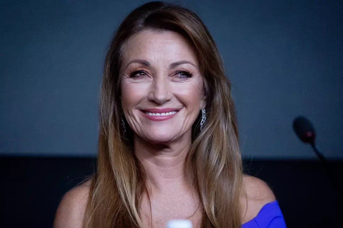Jane Seymour 15 lutego obchodziła 74. urodziny, a wygląda lepiej niż niejedna nastolatka! Aktorka niemal się nie zmienia a przy tym zachwyca naturalnością i emanuje pozytywną energią.Ostatni klaps na planie produkcji serialu &#34;Doktor Quinn&#34; padł 25 lat temu. Dziś Jane Seymour ma 74 lata.Zobacz w naszej galerii, jak teraz wygląda Jane Seymour, gwiazda serialu &#34;Doktor Quinn&#34; &gt;&gt;&gt;&gt;&gt;