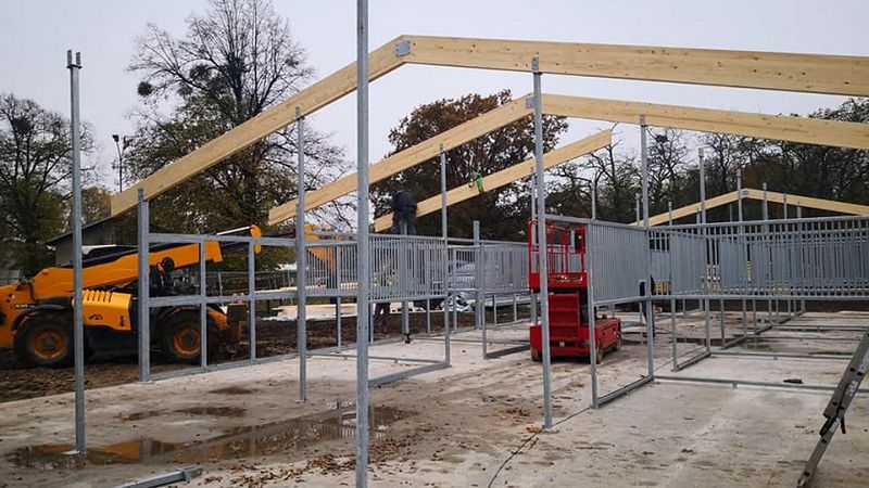 Wrocław. Na Partynicach powstają dwie nowe stajnie. Inwestycja pochłonie blisko 2 mln zł