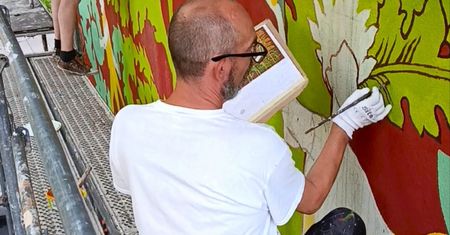 Nowy mural ozdobił Zamość. Upamiętnia Zamojskie Lato Teatralne