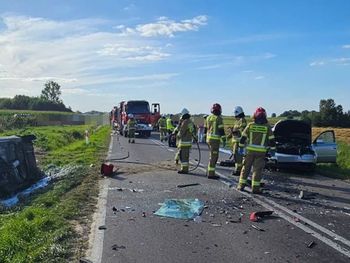 Tarnogród: Śmigłowiec LPR lądował na DW-863. Cztery osoby ranne po zderzeniu czołowym dwóch osobówek