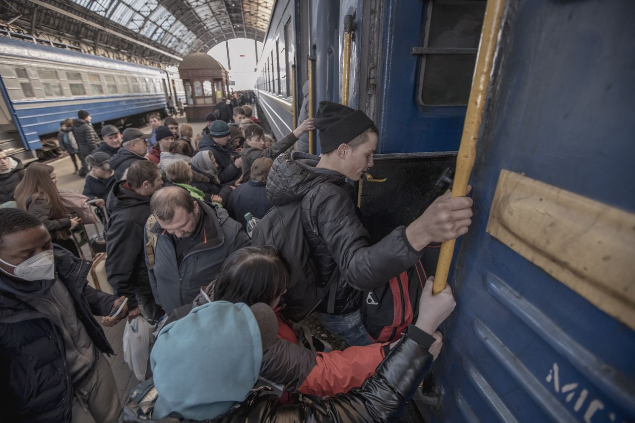 Ukraińcy uciekający z kraju do Polski. 