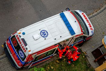 Porażenie prądem podczas zdejmowania światełek. 67-latek w szpitalu z poważnymi obrażeniami