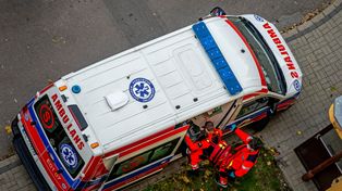 Porażenie prądem podczas zdejmowania światełek. 67-latek w szpitalu z poważnymi obrażeniami