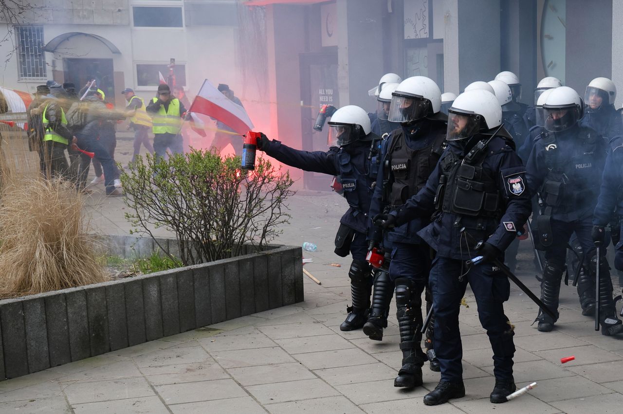 "Wszędzie czuć gaz pieprzowy". Starcia z policją na proteście rolników
