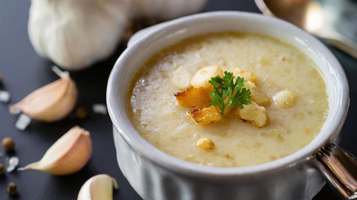 Zupa czosnkowa wspaniale rozgrzewa. 