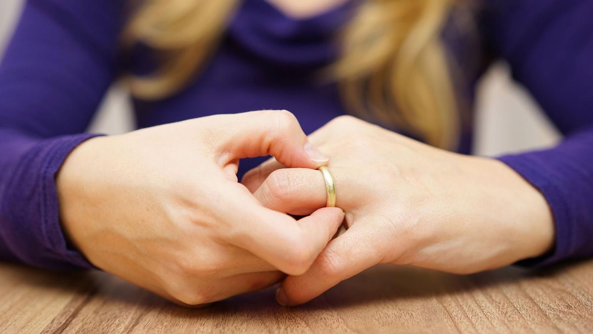 123rf.com Strzelające stawy nie zawsze oznaczają zmiany chorobowe